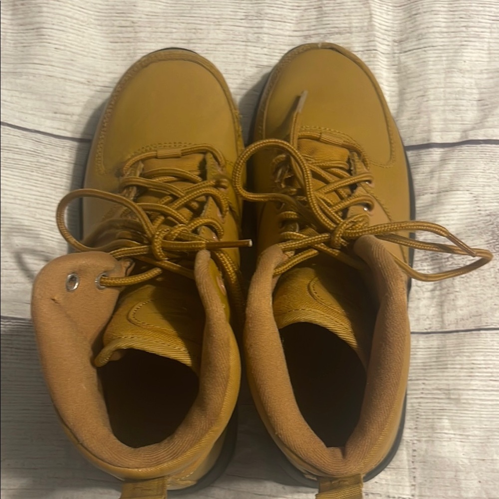 Boys size 5.5 Nike Manoa tan boots - Picture 6 of 6